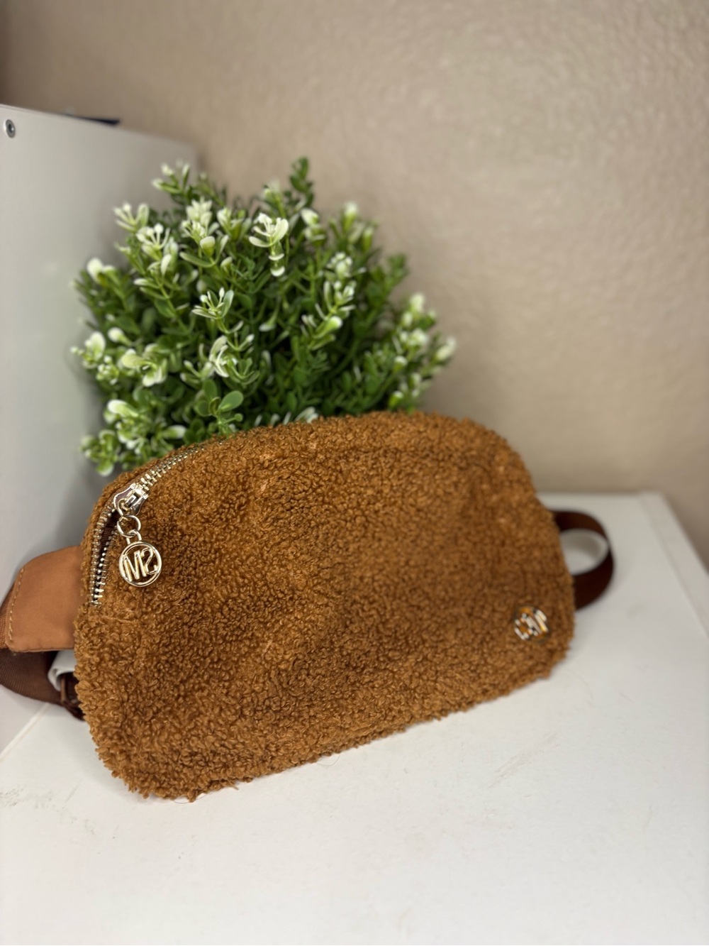 Cozy meets chic with this stylish Steve Madden belt bag!